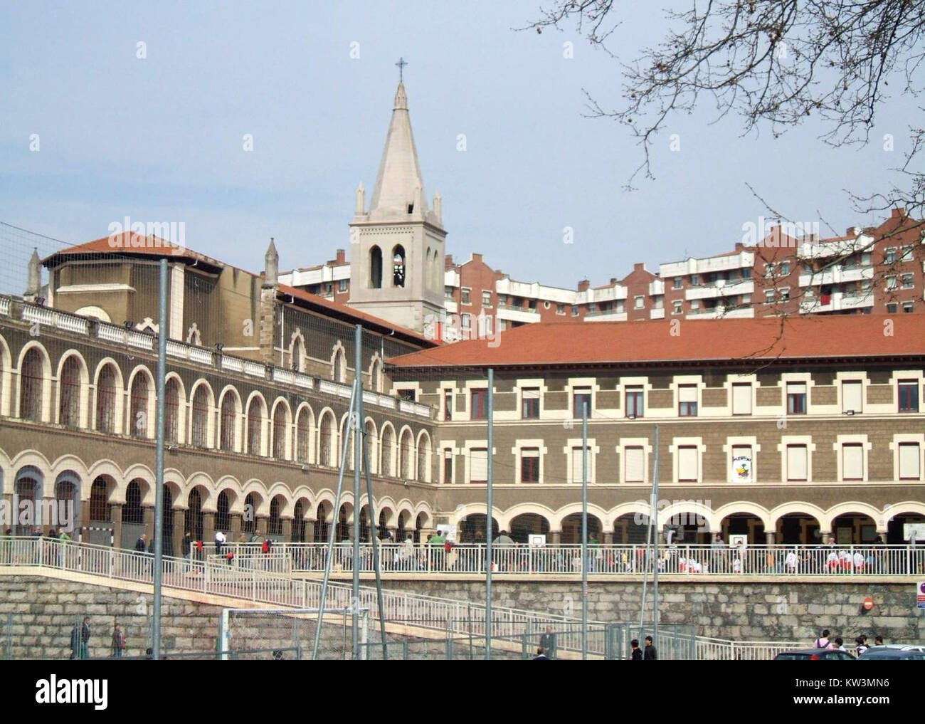 Il Colegio Salesianos de Deusto di Bilbao, in Spagna, è un istituto educativo che serve la comunità da molti anni. Noto per il suo design architettonico, enfatizza anche l'educazione accademica e morale. Foto Stock