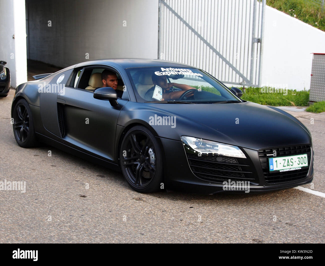 Una vettura sportiva Audi R8 nera sul circuito di Zandvoort durante un evento del 2014. Il design elegante e le prestazioni potenti dell'auto sono messi in mostra in pista, noti per le curve impegnative e i rettilinei ad alta velocità. L'Audi R8 è un simbolo del lusso e dell'eccellenza automobilistica. Foto Stock