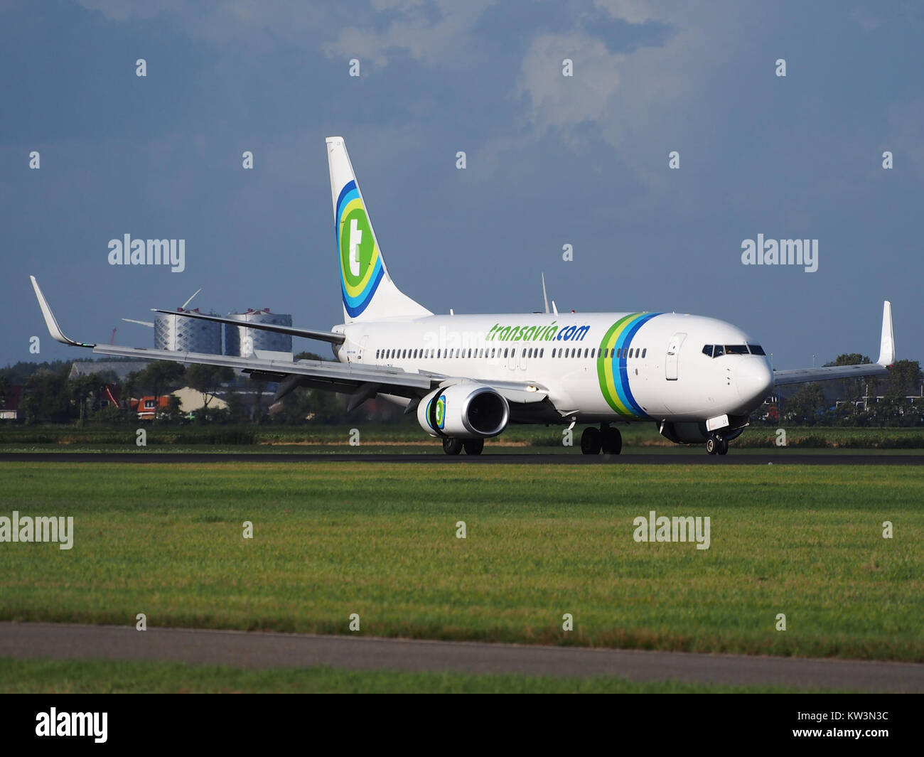 Un Boeing 737 8K2 di Transavia Airlines, identificato dalla sua registrazione PH HZX, è visto atterrare all'aeroporto di Schiphol nei Paesi Bassi l'11 agosto 2014, catturando un momento importante nella storia dell'aviazione. Foto Stock