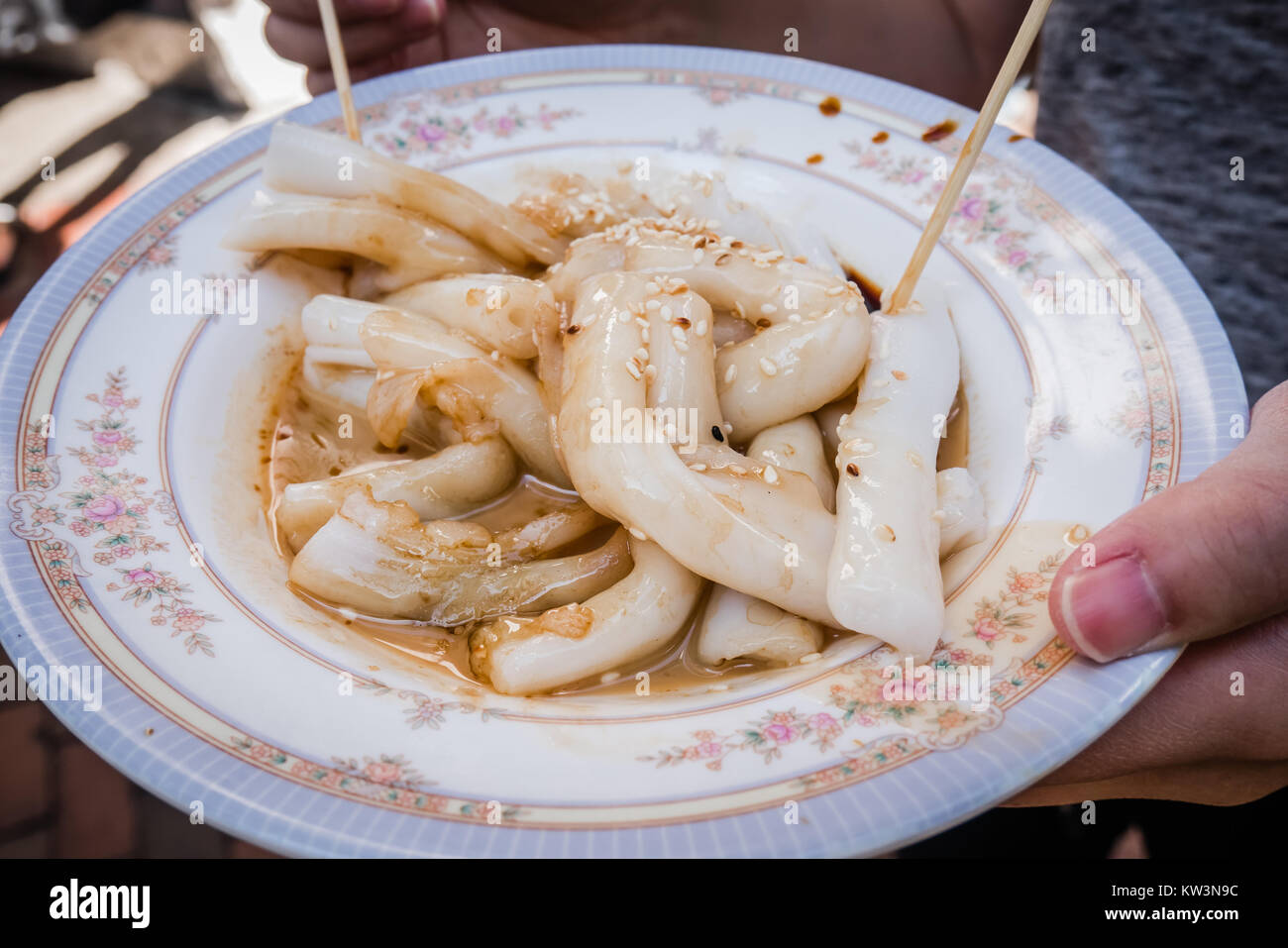 Hong kong street food a base di noodle di riso con salsa di soia Foto Stock