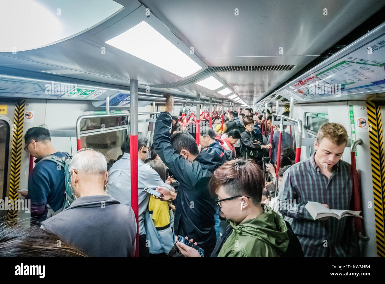 I passeggeri all'interno di hong kong mtr stazione ferroviaria Foto Stock