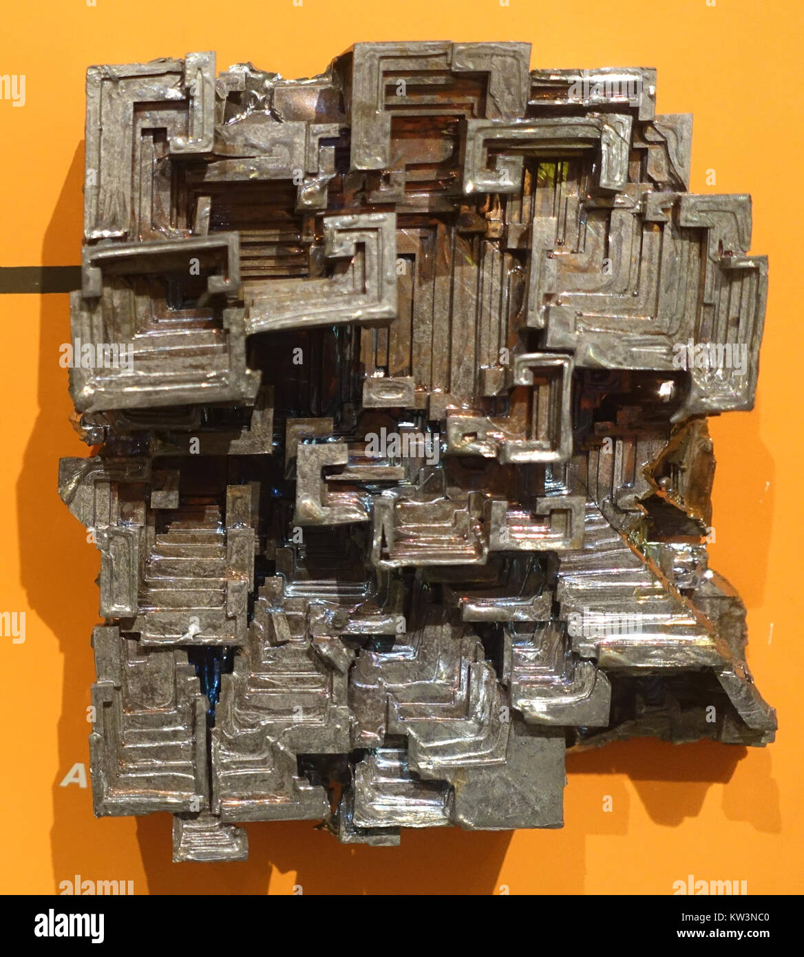 Questo campione di bismuto, esposto al Museo della Scienza e dell'industria di Chicago, mette in mostra l'esclusiva struttura in cristallo e le proprietà metalliche dell'elemento. Il bismuto è noto per la sua bassa tossicità e per vari usi industriali. Foto Stock