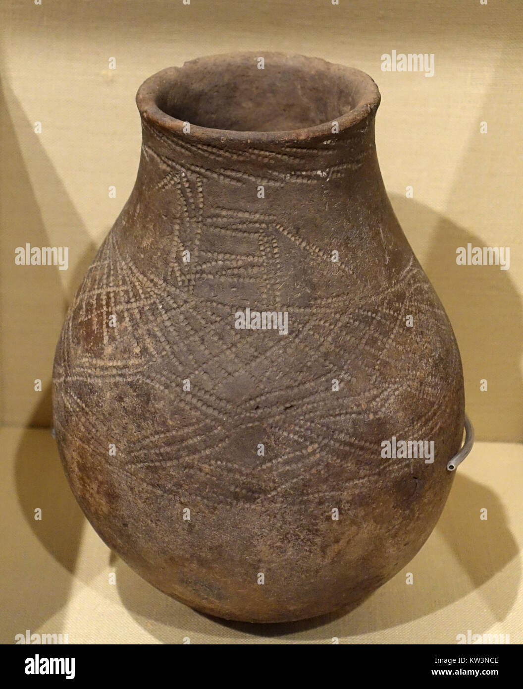 Nero incisi jar, Qustul, la Nubia, cimitero Q, Meroitic fase IIA, 150 1 BC, ceramica Istituto Orientale museo, Università di Chicago DSC08056 Foto Stock