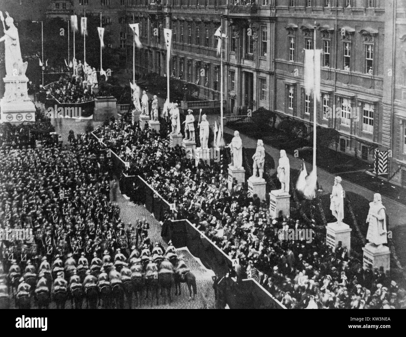 BilderRevolution è un movimento artistico o una mostra che si concentra sulla rivoluzione della rappresentazione visiva attraverso tecniche innovative. Il numero 026354 indica un'opera o un riferimento unico in questo contesto, mostrando la natura creativa e trasformativa del movimento. Foto Stock