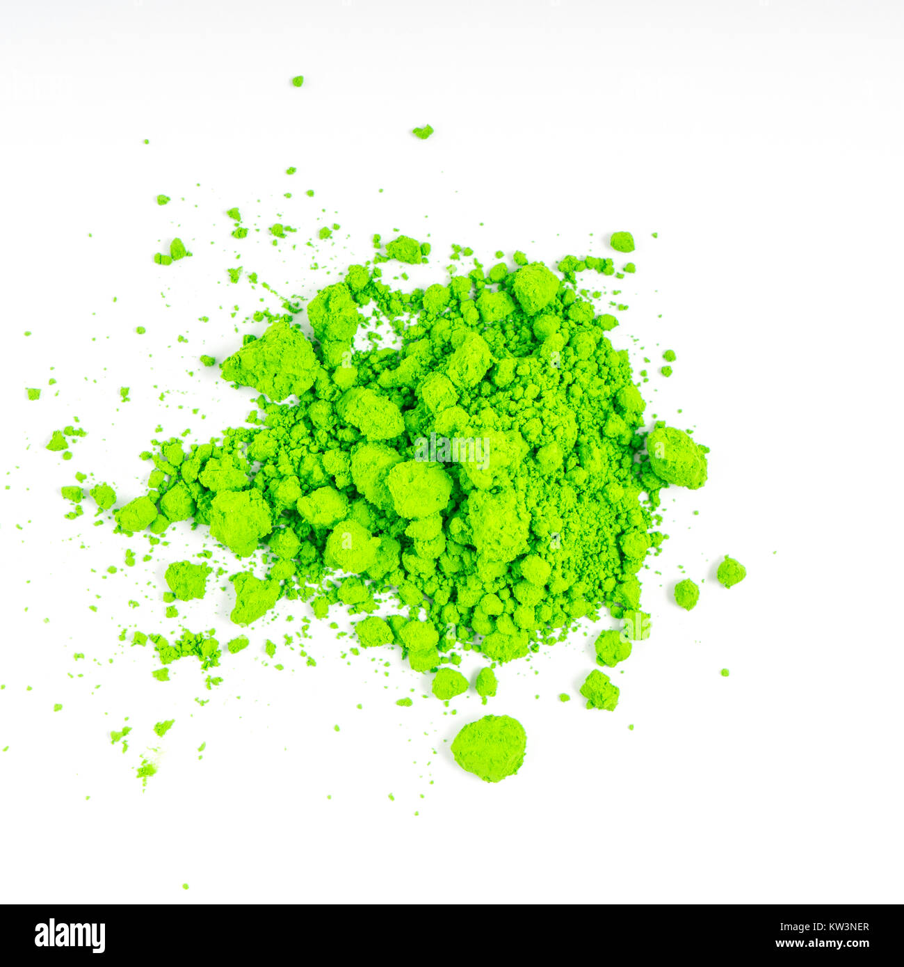 Piccola quantità di naturale di pigmenti colorati in polvere su una superficie bianca Foto Stock