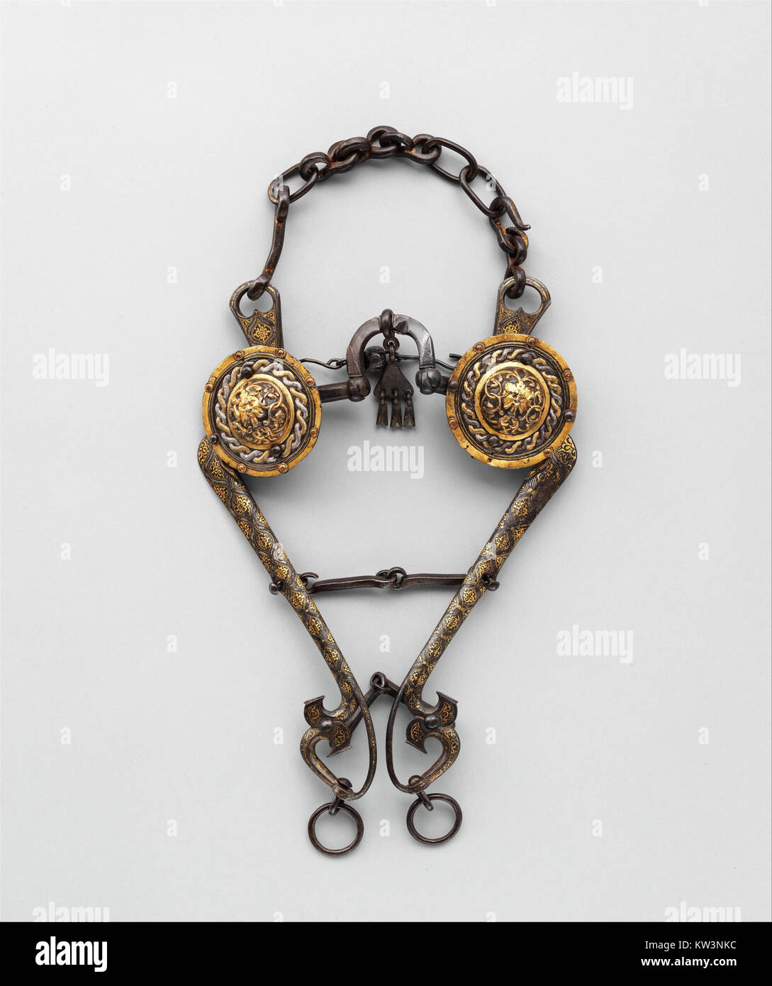 Questa è un'immagine di un po', probabilmente correlata all'equipaggiamento equestre, forse un pezzo di metallo usato per controllare o guidare un cavallo. Le punte sono componenti essenziali dell'equitazione per la comunicazione tra pilota e animale. Foto Stock