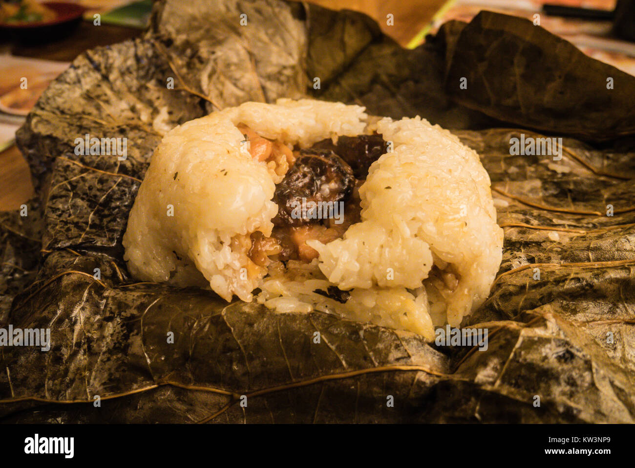 Dim Sum di Hong Kong di riso appiccicoso all'interno di Lotus leaf Foto Stock