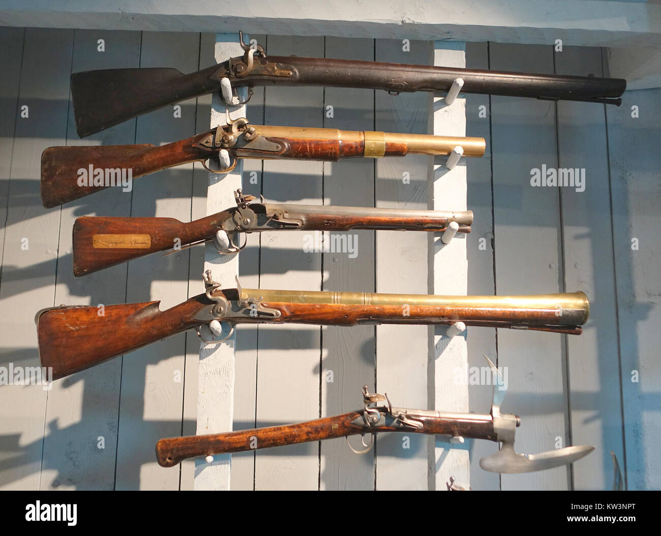 Il Marinmuseum di Karlskrona, in Svezia, ospita una mostra di armi storiche, tra cui gli autobus senza fine con pistole a pietra focaia combinate e asce d'imbarco. Queste armi furono comunemente usate nella guerra navale durante il XVII e XVIII secolo. Foto Stock