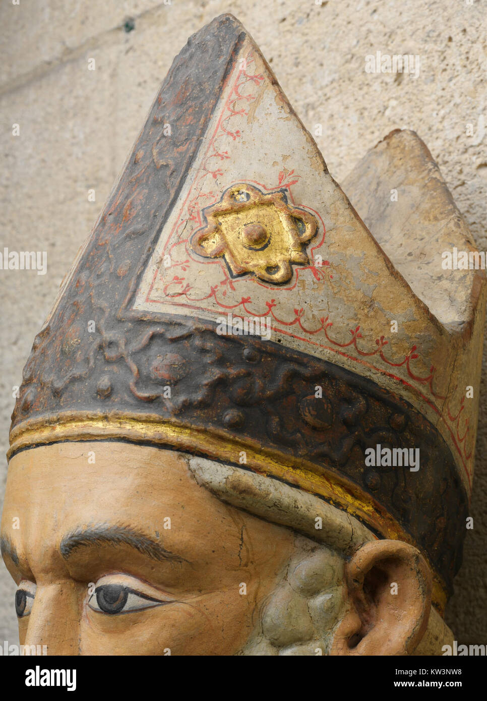 L'opera d'arte "Benedizione Vescovo (San Nicola di Bari)", ospitata al Metropolitan Museum of Art, raffigura San Nicola nel suo ruolo di vescovo, offrendo benedizioni. Il dipinto rappresenta il suo significato culturale e religioso. Foto Stock