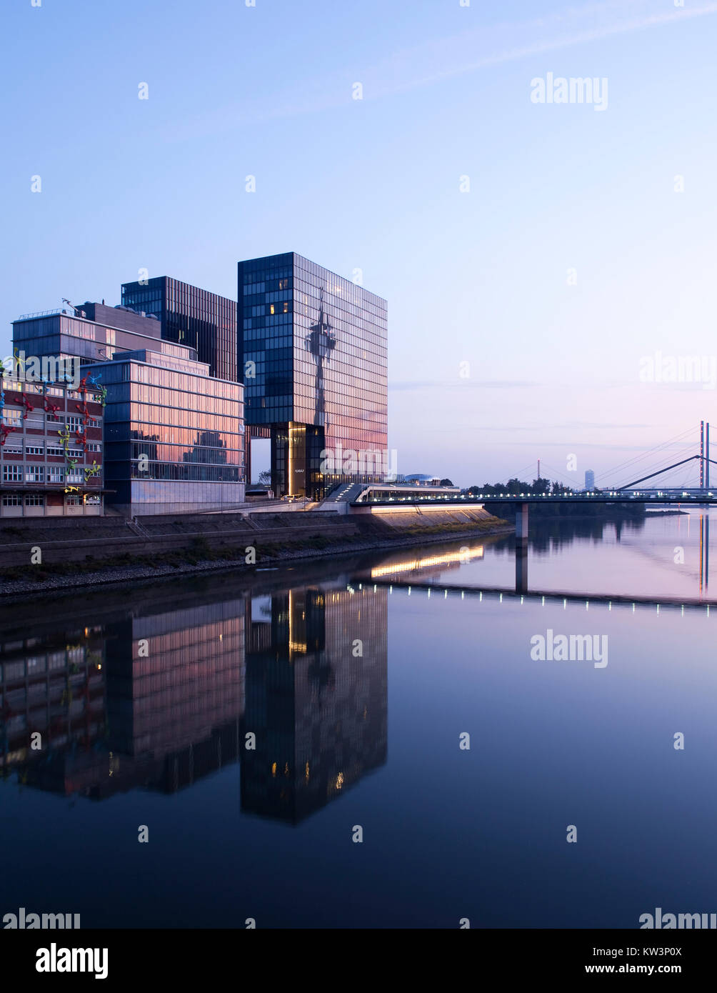 Edifici alti al 'Medienhafen', un ex porto industriale presso il fiume Reno a Düsseldorf, Germania Foto Stock