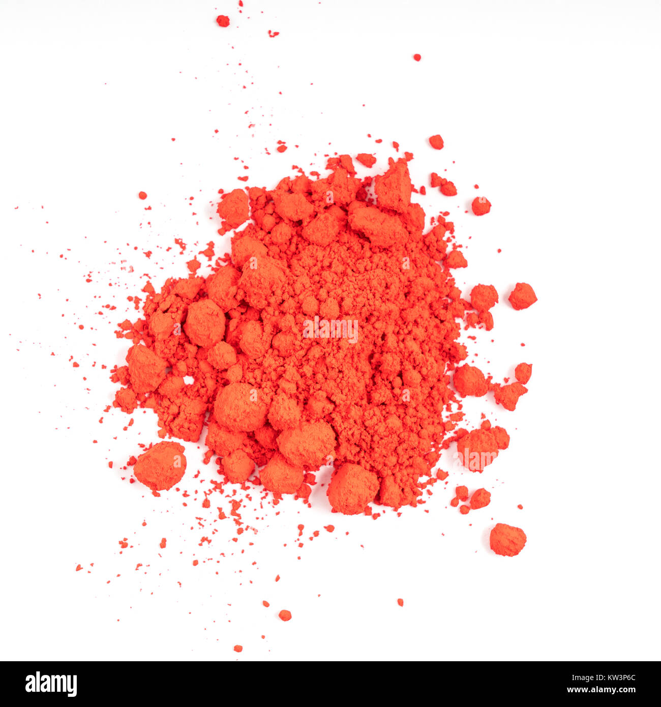 Piccola quantità di naturale di pigmenti colorati in polvere su una superficie bianca Foto Stock