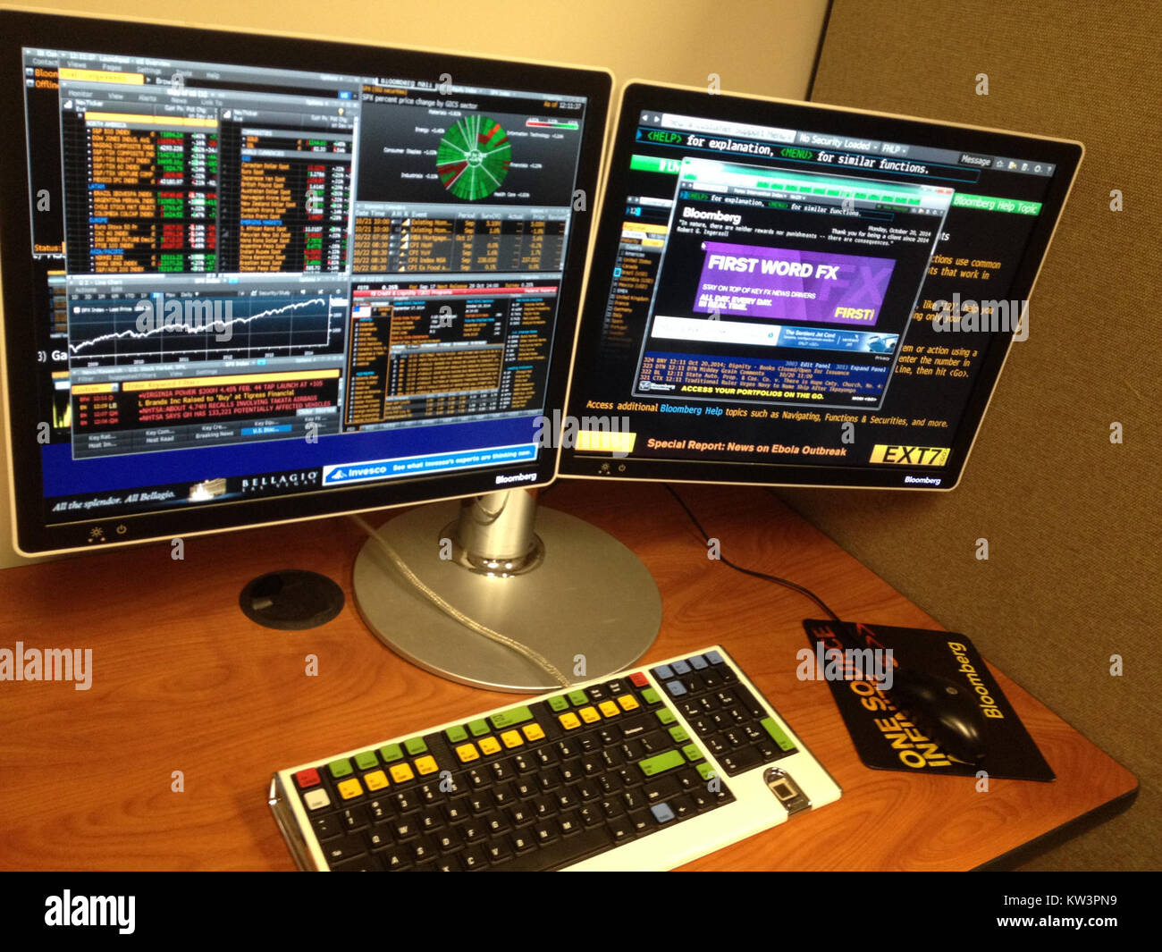 Il terminale Bloomberg è uno strumento chiave utilizzato nei mercati finanziari per accedere a dati, notizie e analisi in tempo reale. La tastiera mostrata è progettata specificamente per navigare in modo efficiente le varie funzioni del terminale. Foto Stock