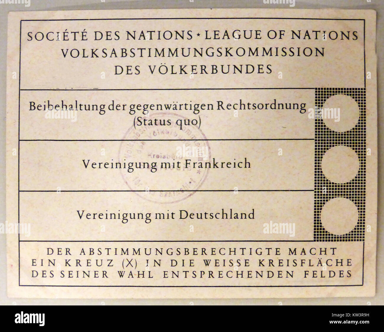 Questa scheda elettorale del Plebiscito della Saar nel 1935 riflette il voto tenuto per decidere se la regione della Saar sarebbe rimasta sotto l'amministrazione della società delle Nazioni o si sarebbe unita alla Germania nazista. Il voto è stato un momento cruciale nella storia europea. Foto Stock