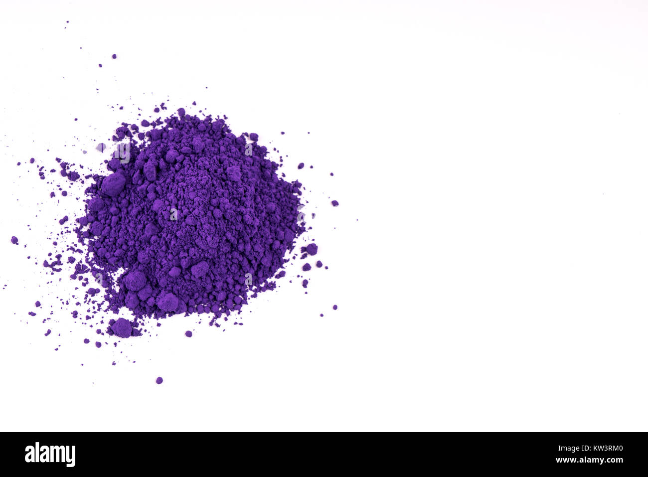 Piccola quantità di naturale di pigmenti colorati in polvere su una superficie bianca Foto Stock