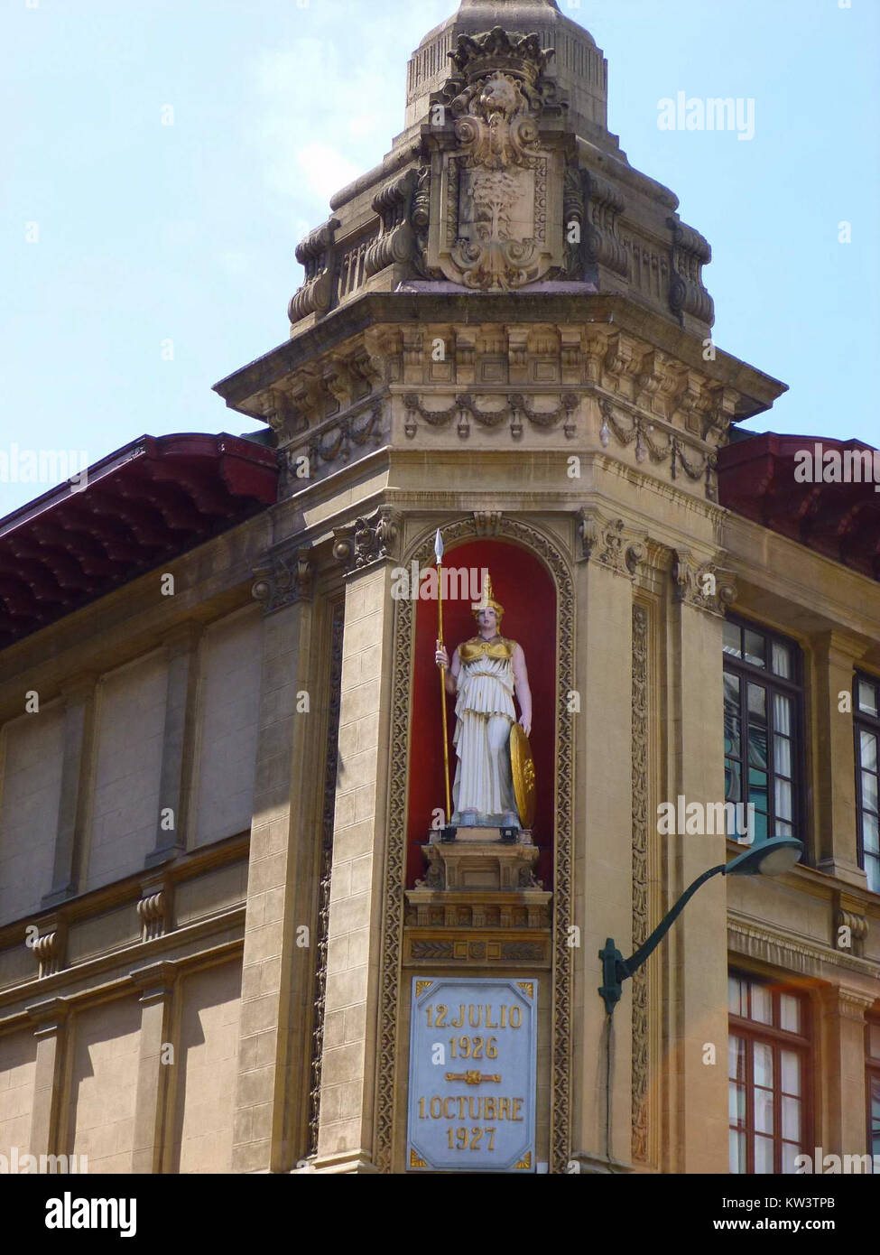 IES Miguel de Unamuno di Bilbao è un'istituzione educativa di primo piano conosciuta per la sua eccellenza accademica e i contributi all'istruzione locale. La scuola ha una ricca storia nel fornire un'istruzione di qualità alla comunità. Foto Stock