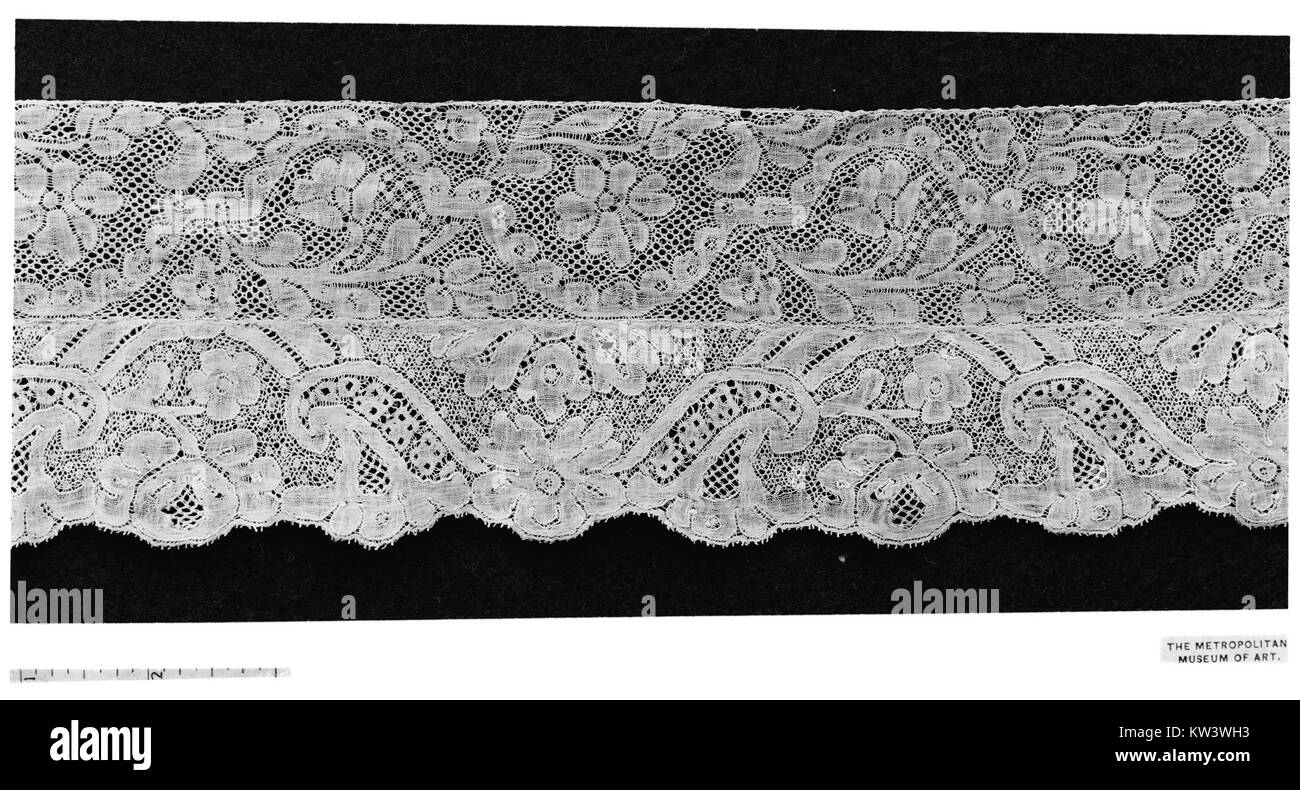 Questa è una fotografia storica intitolata "Border" dalla collezione del Metropolitan Museum of Art. Cattura un momento iconico o una scena legata ai confini, forse simbolica delle divisioni nazionali o culturali. Foto Stock