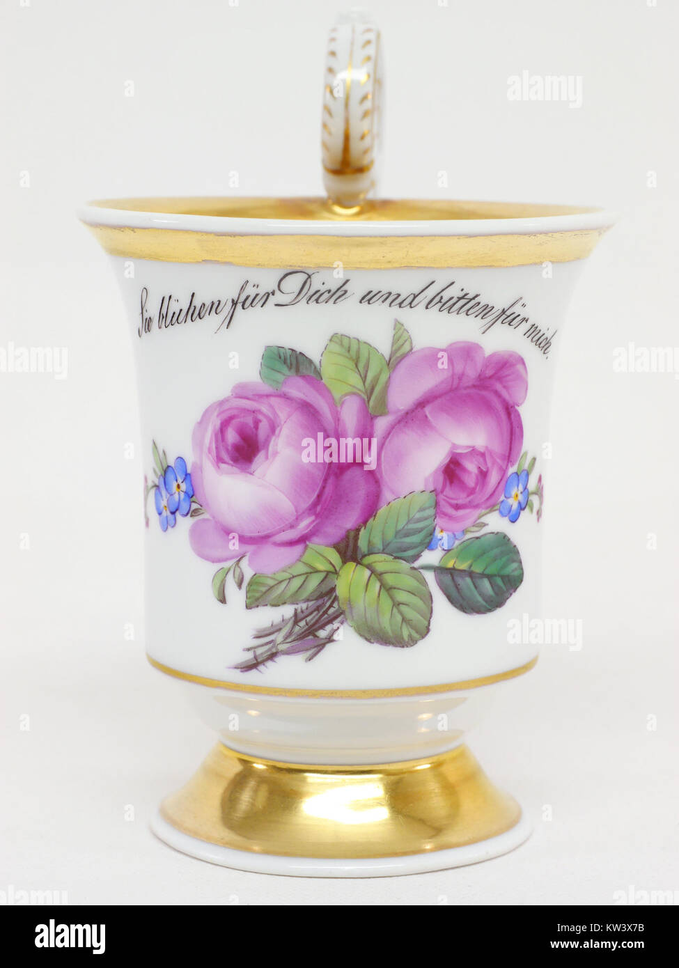 Blumen Tasse 1305a si riferisce a una tazza in porcellana decorata con motivi floreali. Il design mette in risalto intricate opere d'arte floreali che si trovano tipicamente nella porcellana europea del XVIII secolo. Foto Stock