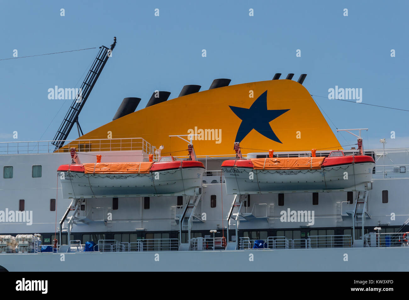 Il Blue Star 1 è un traghetto che opera in Grecia, in particolare presso il porto del Pireo. È noto per il suo servizio efficiente e la connettività tra le varie isole greche. Foto Stock