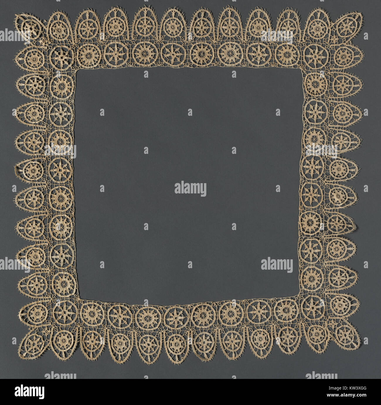 Il "bordo" è un'opera d'arte della collezione MET. Rappresenta un'esplorazione visiva di confini e confini, sia fisici che metaforici. Il pezzo esamina le tensioni che sorgono quando diverse entità si intersecano. Foto Stock