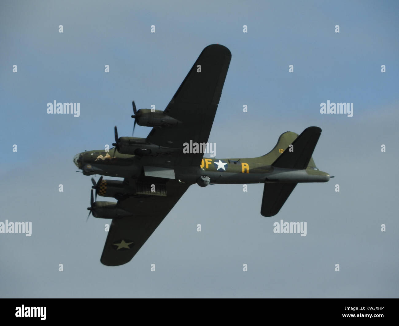 Il Boeing B-17G Flying Fortress 'Sally B' è un famoso bombardiere americano della seconda guerra mondiale, conservato ed esposto all'Imperial War Museum di Duxford, Regno Unito. È uno dei pochi modelli B-17G sopravvissuti e rappresenta una parte significativa della storia dell'aviazione e militare. Foto Stock