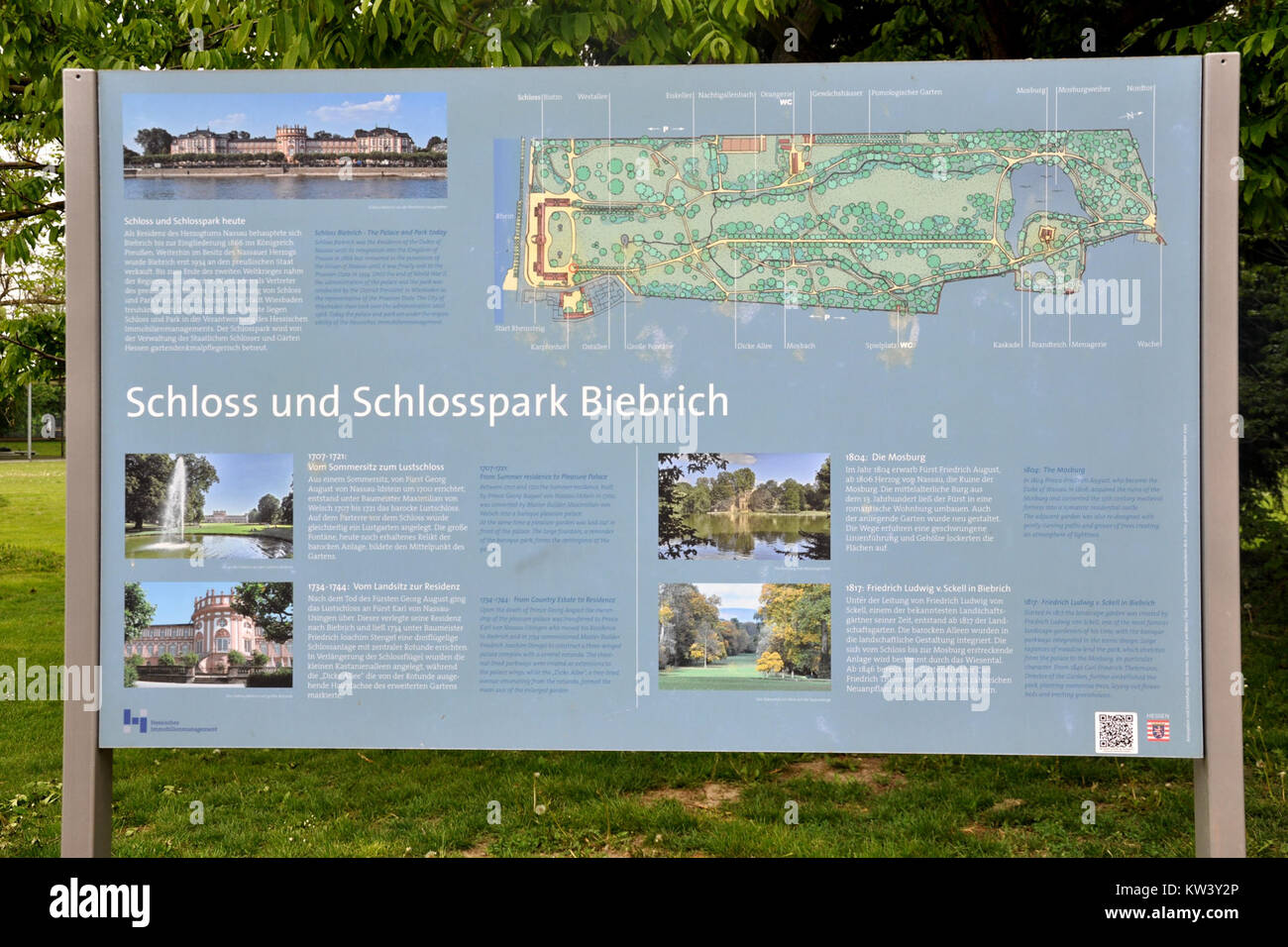 La bacheca informativa Biebrich fornisce informazioni storiche e culturali su Biebrich, un quartiere di Wiesbaden, Germania. Si tratta di una risorsa che consente ai visitatori di comprendere il significato e il patrimonio dell'areaÂ. Foto Stock