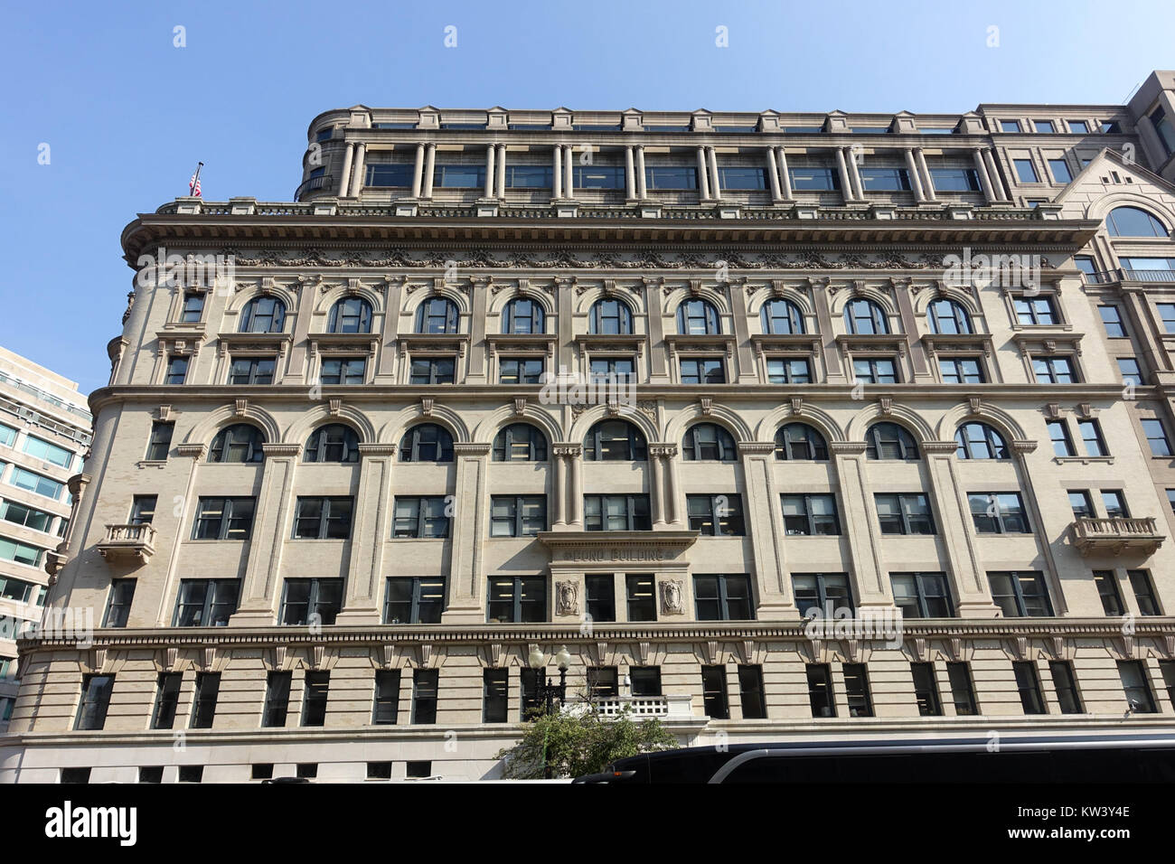 Il Bond Building di Washington, DC, è una struttura storica nota per il suo design architettonico e il suo significato. È un notevole esempio di architettura commerciale dei primi anni del XX secolo. Foto Stock