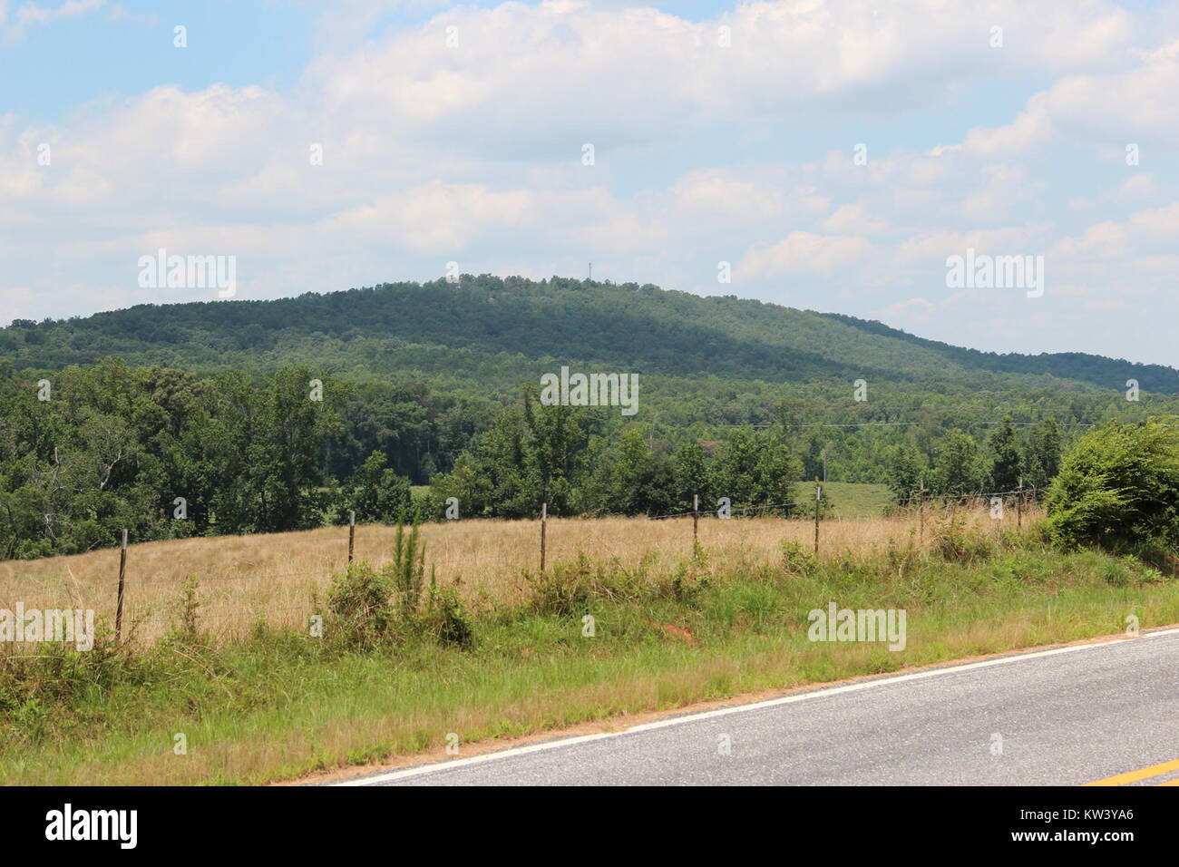 Blackjack Mountain, situata nella contea di Carroll, Georgia, è un importante punto di riferimento naturale noto per la sua bellezza paesaggistica e le opportunità ricreative all'aperto. Fa parte del patrimonio culturale e naturale della regione. Foto Stock