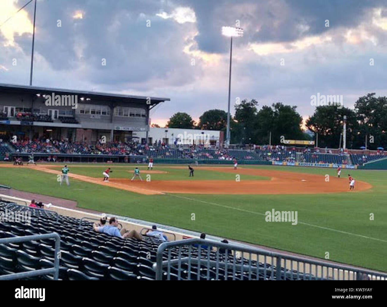 Questa immagine mostra una vista del BG Ballpark dalla sezione destra del campo, catturando l'architettura e il layout dello stadio da questa angolazione specifica. Foto Stock