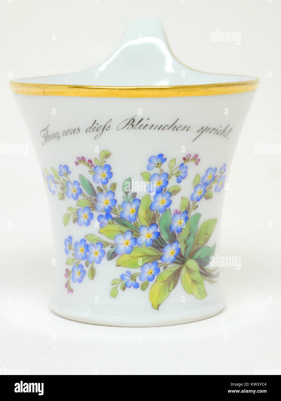 Blumen Tasse, o tazza di fiori, è un pezzo di porcellana probabilmente risalente all'inizio del XVII secolo. Nota per il suo design floreale, rappresenta l'intricata maestria artigianale e i gusti estetici del periodo. Foto Stock
