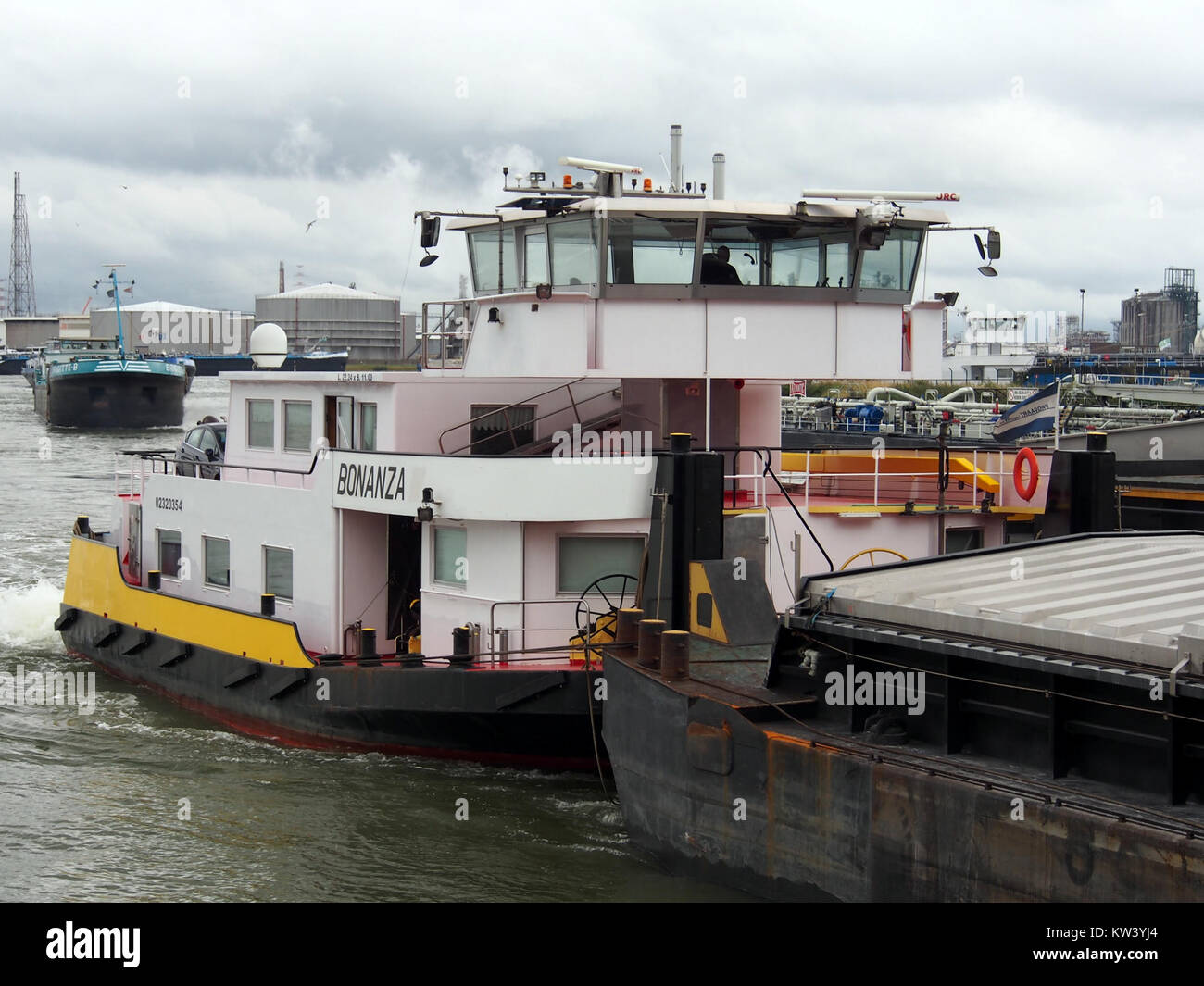 La Bonanza ENI 02320254 è una nave operante nel porto di Anversa, con la sua immagine che cattura le attività industriali e marittime della regione. Il Van Cauwelaertsluis è un importante sistema di serrature all'interno del porto. Foto Stock
