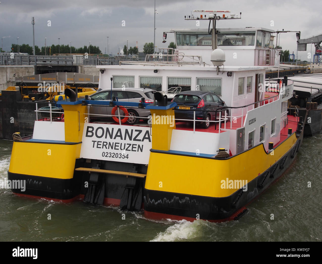 La Bonanza ENI 02320254 è una nave industriale che opera nel Van Cauwelaertsluis presso il porto di Anversa, a dimostrazione dell'attività logistica e industriale in uno dei porti più trafficati di Europeâ. Foto Stock
