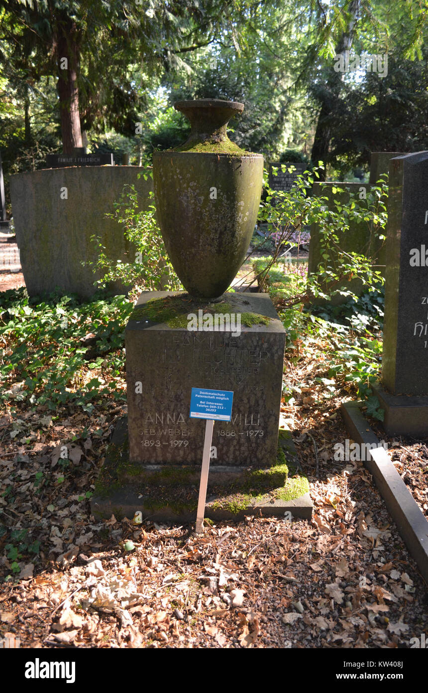 Tomba numero 8 326, situata nel cimitero Neuer Friedhof a Bockenheim. Questo sito fa parte dello storico cimitero con molte tombe notevoli. Foto Stock