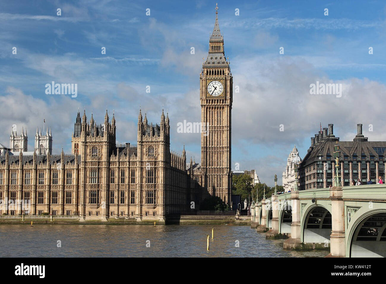 Questa immagine mostra il Big Ben, l'iconica torre dell'orologio di Londra. E' uno dei punti di riferimento piu' riconosciuti al mondo e un simbolo del patrimonio britannico. Foto Stock
