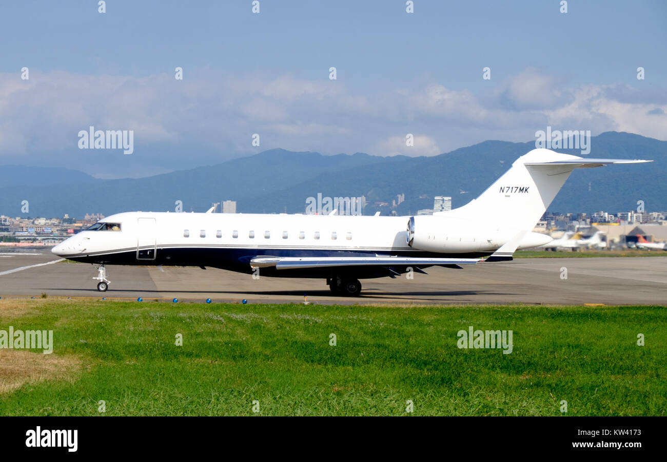 Il Bombardier BD-700-1A10 Global 5000, registrato come N717MK, è un business jet a lungo raggio. Visto partire dall'aeroporto di Taipei Songshan il 3 ottobre 2015, l'aereo è noto per la sua tecnologia avanzata e le sue caratteristiche di lusso, rendendolo una scelta preferita per i viaggi d'affari internazionali. Foto Stock