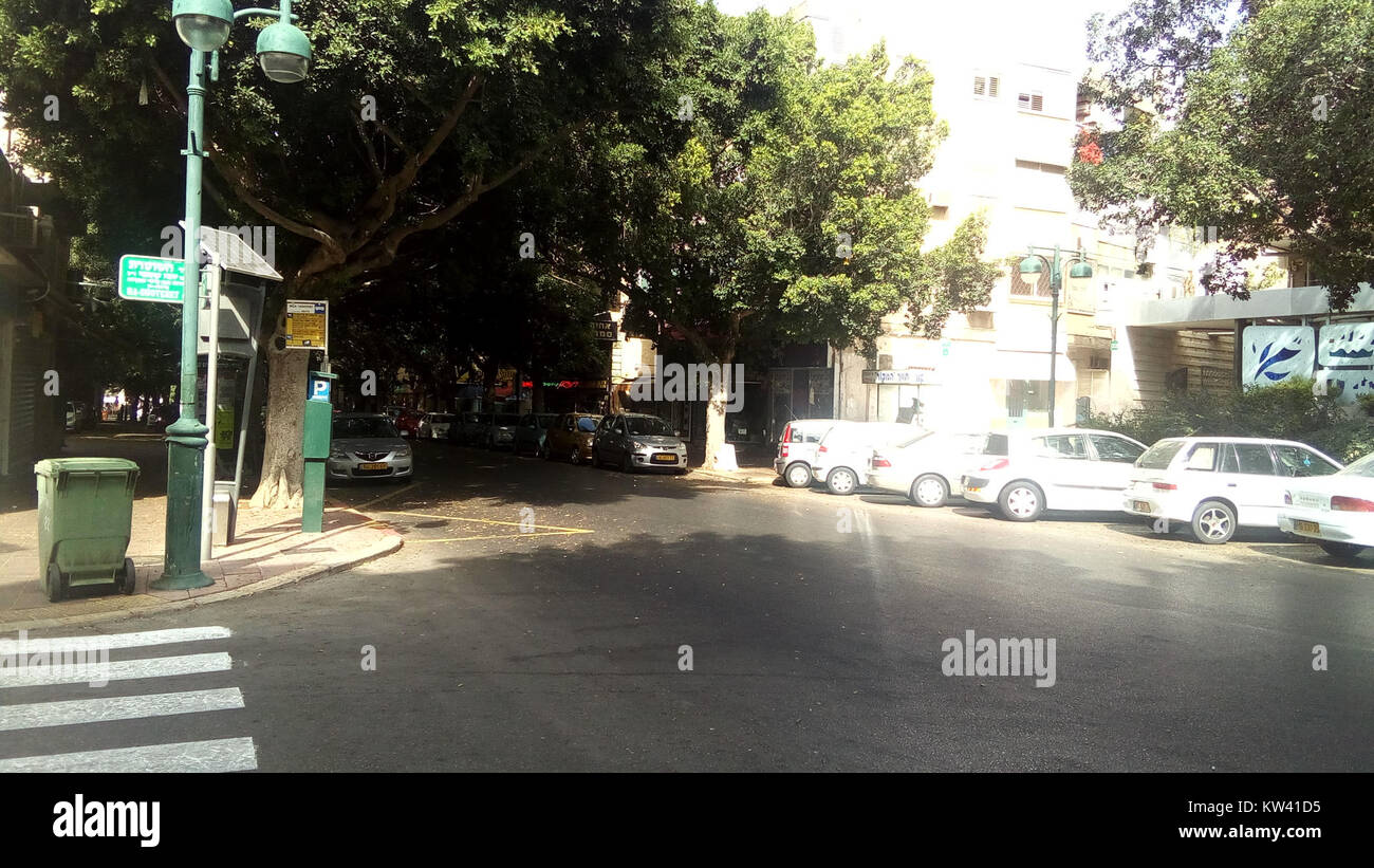 Bialik Street a Ramat Gan, Israele, catturata nell'ottobre 2015, mostra una vista contemporanea di questa area urbana conosciuta per i suoi spazi residenziali e commerciali. Foto Stock