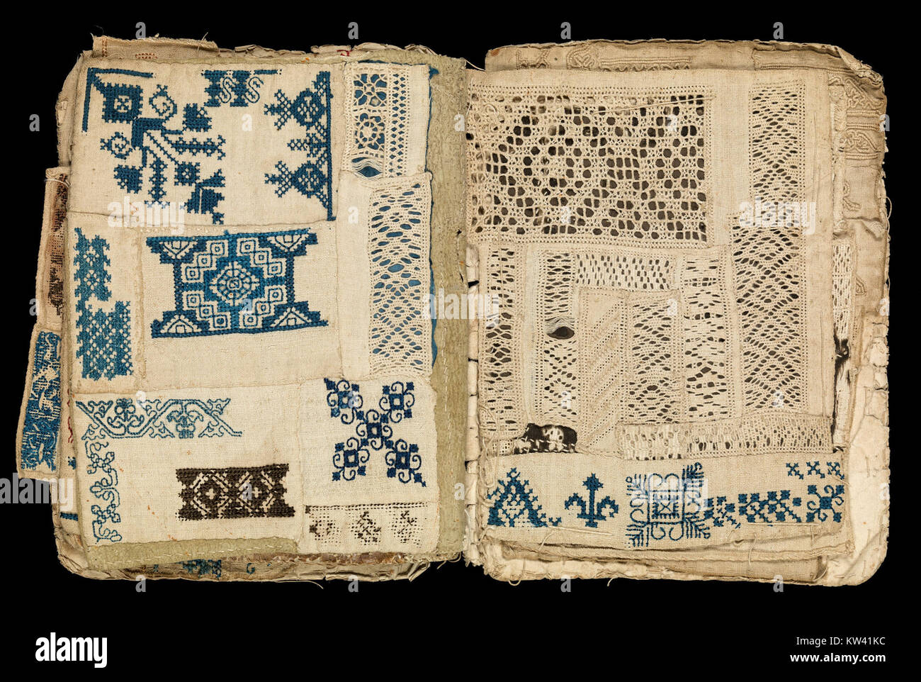 Il libretto di ricami e disegni, conservato al Metropolitan Museum of Art, è una collezione artistica che mostra intricati ricami e tecniche di disegno. Questi pezzi rappresentano la ricca tradizione delle arti tessili nel design storico. Foto Stock