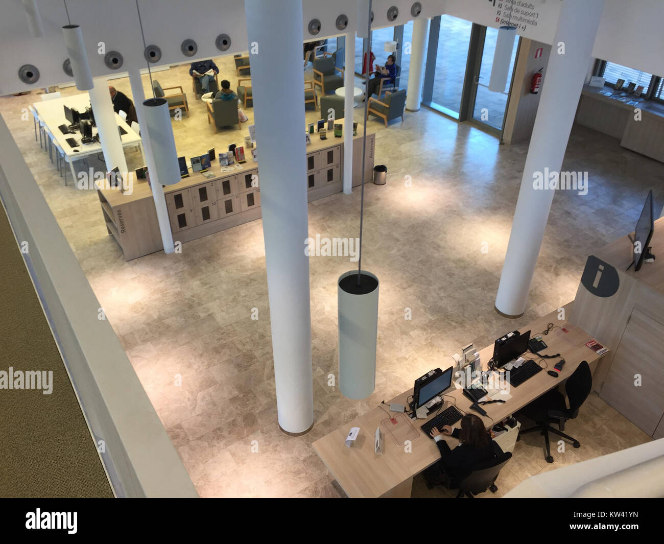 La vista interna della Biblioteca Central de Cerdanyola mostra l'architettura moderna e il design di questa importante biblioteca in Spagna, sottolineando il suo ruolo nella comunità. Foto Stock