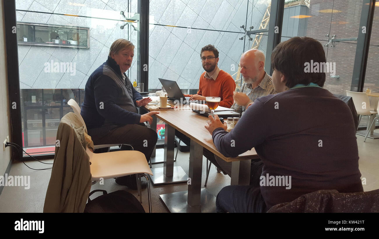 Questa fotografia cattura una riunione del Consiglio di amministrazione di Wikimedia Belgio il 5 dicembre 2015, probabilmente raffigurante i membri impegnati in discussioni riguardanti le attività e la governance dell'organizzazione. Foto Stock