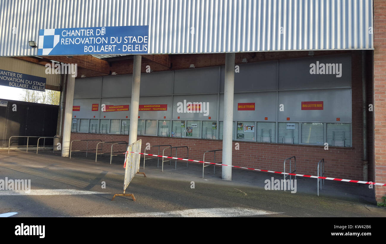 Il Billetterie Stade Bollaert si riferisce alla biglietteria dello Stade Bollaert-Delelis, un importante stadio di Lens, in Francia, noto per ospitare partite di calcio. Lo stadio è sede dell'RC Lens, una squadra di calcio francese, ed è uno dei principali luoghi di ritrovo della regione. Foto Stock