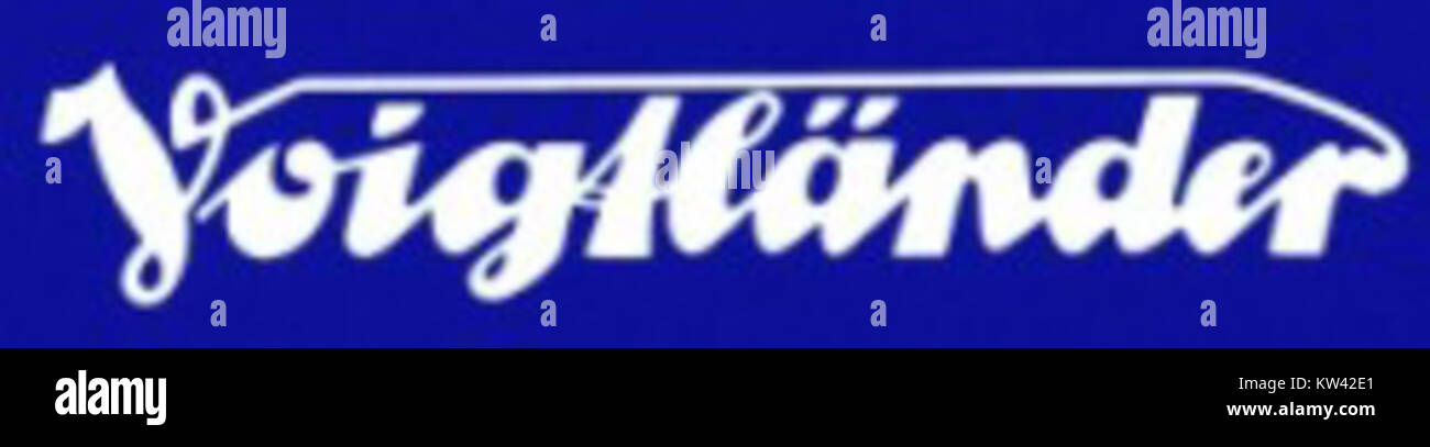 Il logo VoigtlÃ¤nder, un rinomato simbolo della produzione di fotocamere e ottiche, è qui presentato in blu. VoigtlÃ¤nder è noto per la produzione di ottiche di precisione, fotocamere e obiettivi sin dal XIX secolo. Foto Stock