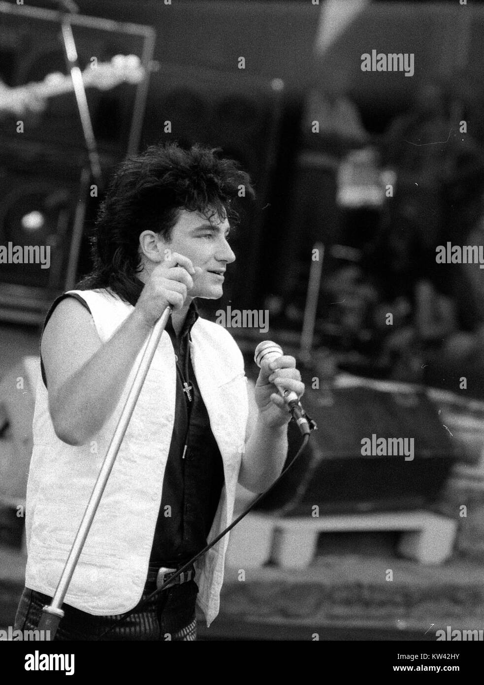 Bono, il cantante principale degli U2, è noto per il suo attivismo, i contributi musicali e la voce influente sia nell'industria musicale che nelle questioni globali. Le sue opere con gli U2 hanno avuto un impatto significativo sulla musica e la cultura. Foto Stock