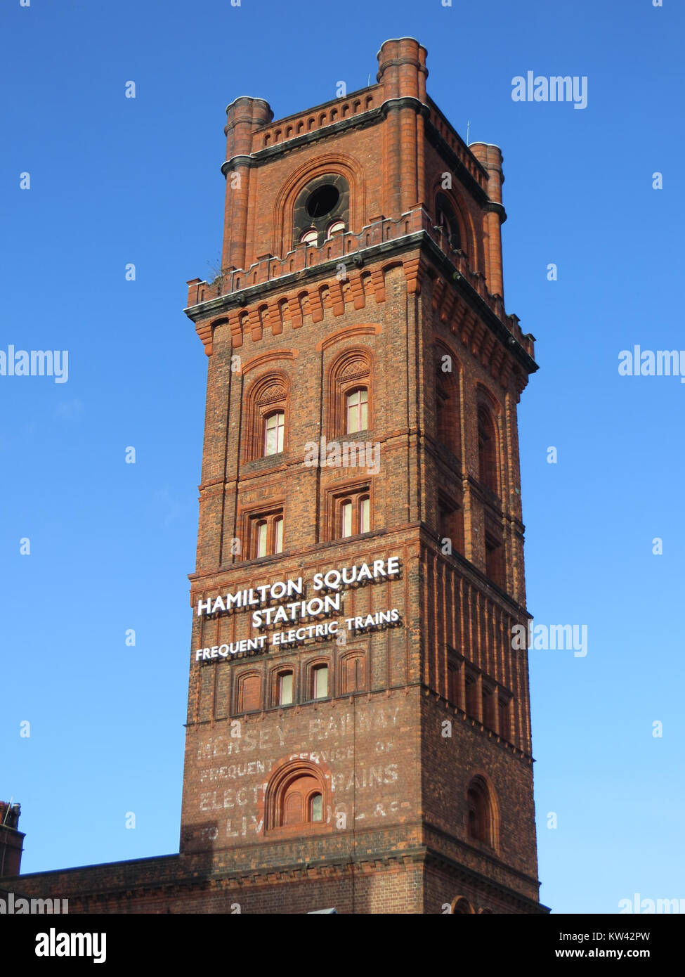 Birkenhead è una città inglese situata nella penisola di Wirral. È conosciuta per la sua ricca storia industriale, in particolare nella costruzione navale. La città giocò un ruolo significativo nello sviluppo dell'industria marittima britannica durante il XIX e XX secolo. Birkenhead continua ad essere riconosciuta per i suoi bacini storici, il suo patrimonio industriale e il suo ruolo nel trasporto marittimo e commerciale globale. Foto Stock