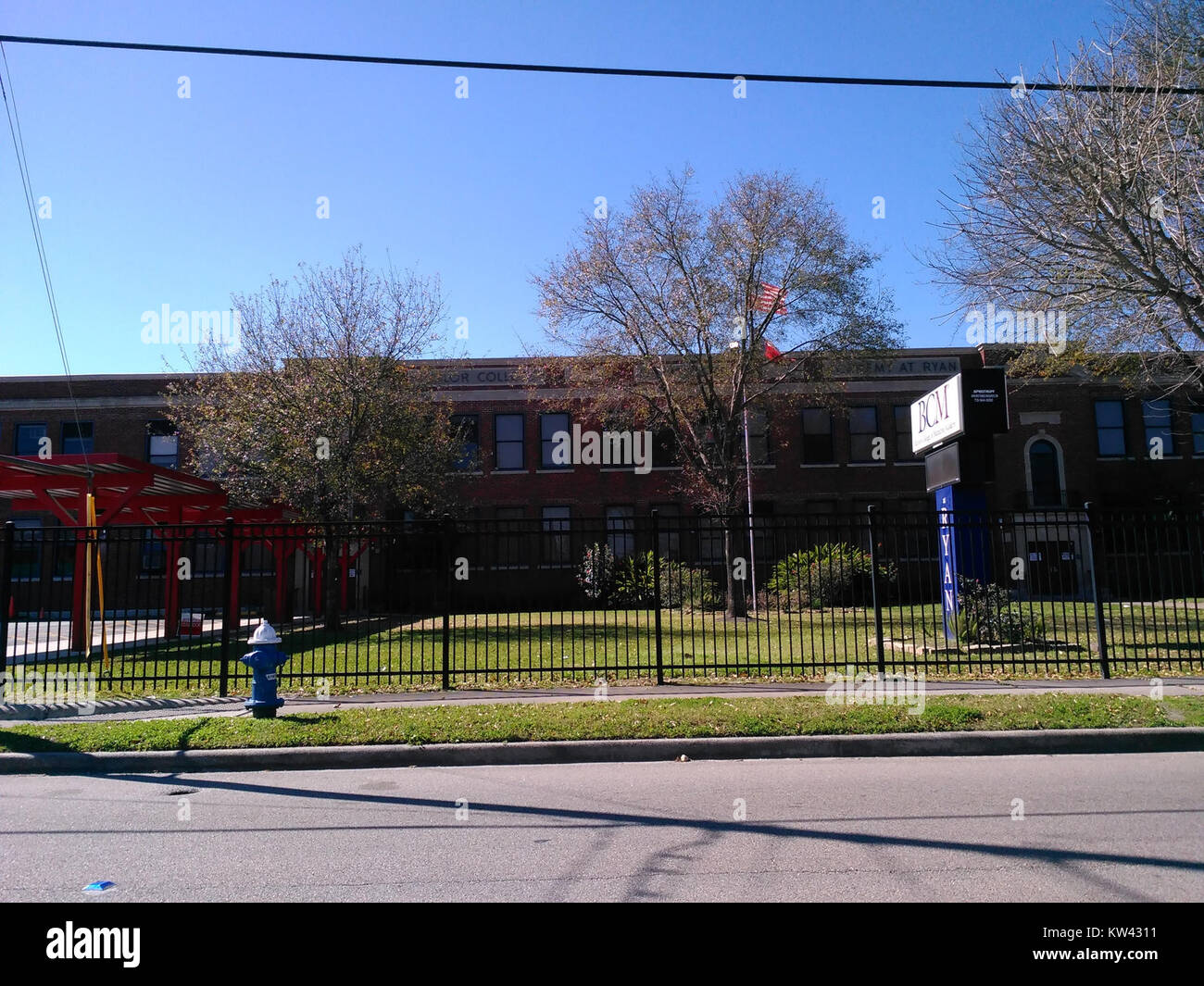 La BMCMiddleSchool di Houston è un'istituzione educativa che offre una varietà di programmi per gli studenti delle scuole medie. Si concentra sullo sviluppo accademico, sulle attività extracurriculari e sulla creazione di un ambiente di apprendimento positivo. Foto Stock