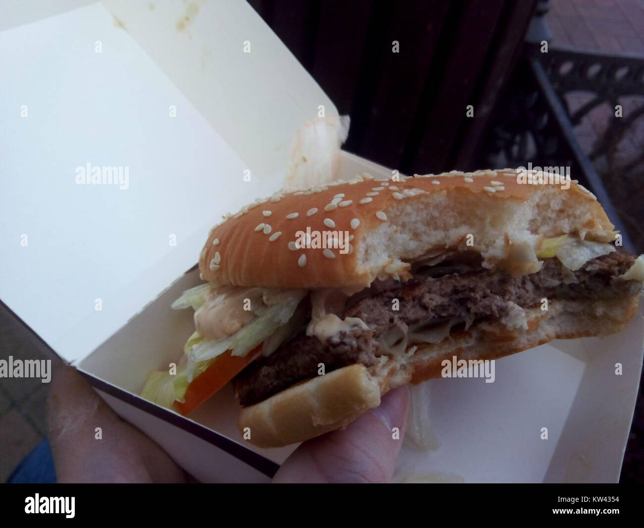 Big Tasty, un popolare fast food, è offerto in Russia come parte del menu McDonald's. L'articolo ha guadagnato popolarità per le sue grandi dimensioni e la varietà di ingredienti, soddisfacendo i gusti e le preferenze locali. Foto Stock