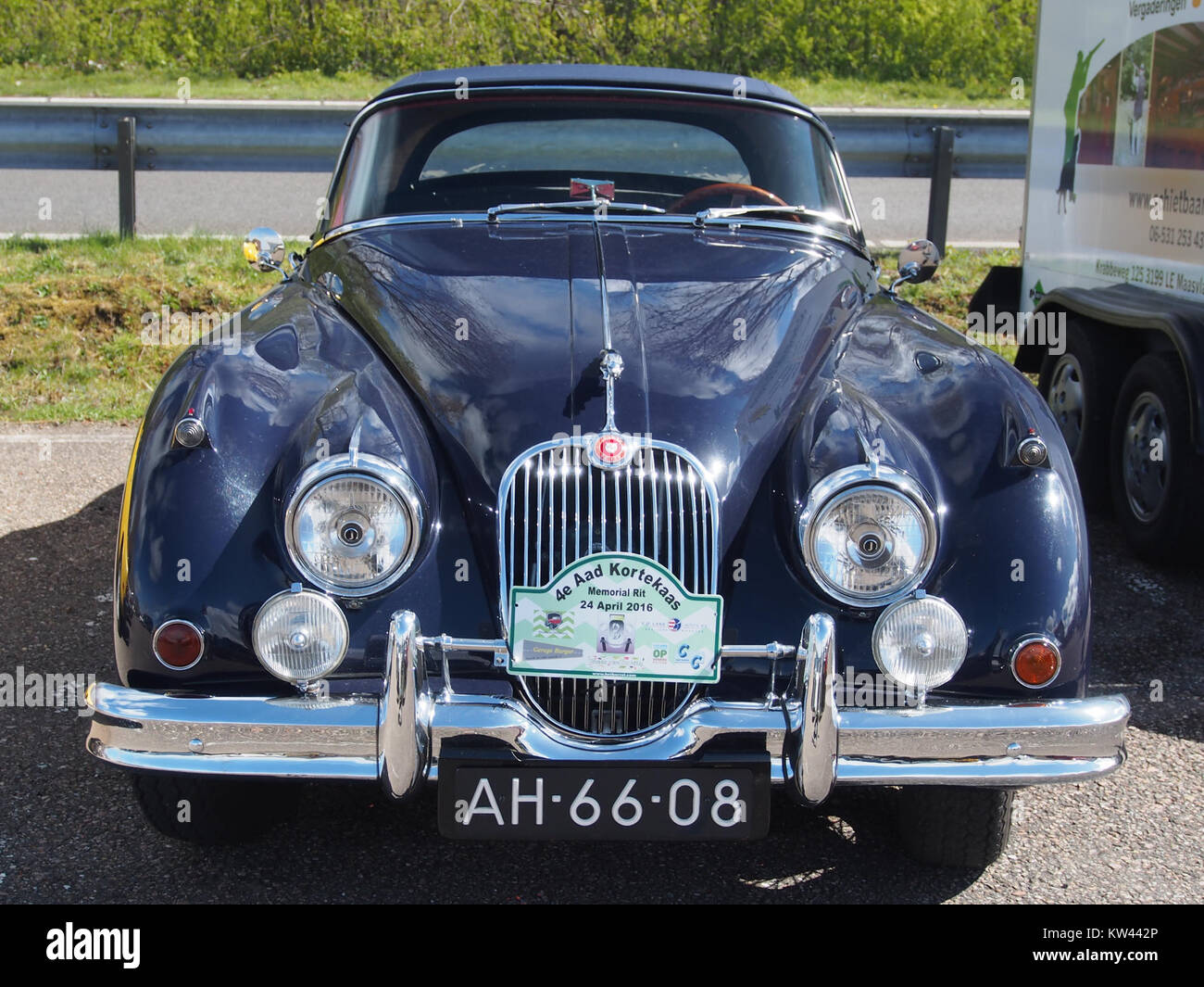 La Jaguar XK 150 Roadster Cabriolet 1959 è una classica auto sportiva britannica. Noto per il suo design elegante e le alte prestazioni, è un simbolo dell'ingegneria automobilistica della metà del XX secolo, che riflette lusso, stile e artigianalità. Foto Stock