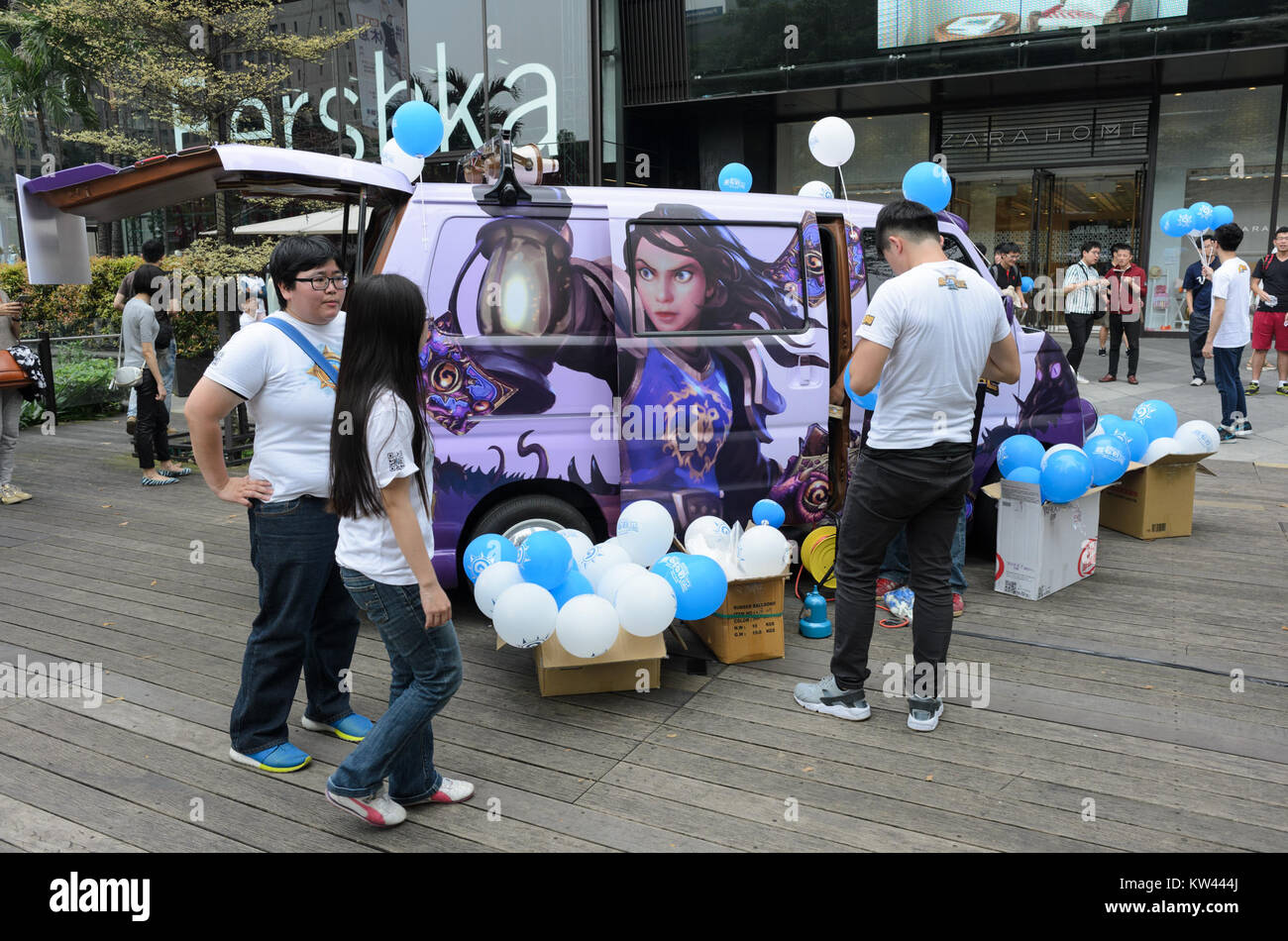 Lo staff di Blizzard Entertainment sta preparando palloncini per un evento in un'arena il 30 aprile 2016, mettendo in evidenza la gestione degli eventi della società per il gioco e l'intrattenimento. Foto Stock