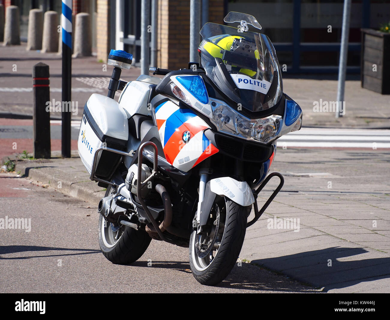 Una motocicletta della polizia BMW, utilizzata dalle forze dell'ordine, è uno strumento moderno per mantenere la sicurezza pubblica e la mobilità. Rappresenta una tecnologia avanzata nei veicoli della polizia per un'efficace polizia urbana. Foto Stock