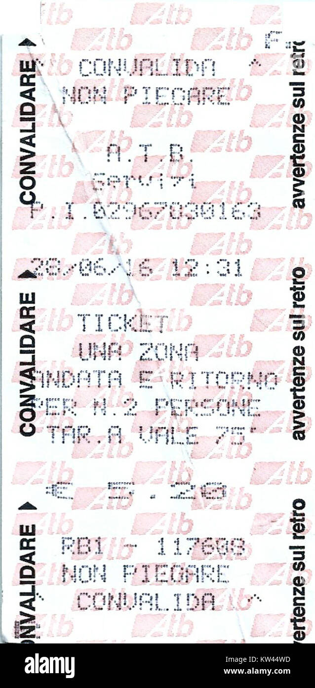 Questo biglietto per la funicolare di Bergamo alta, valido per due persone con viaggio di andata e ritorno, è stato emesso nel 2016. La funicolare collega la moderna città di Bergamo alla storica città alta (Città alta), offrendo vedute panoramiche e uno scorcio del patrimonio della città. Foto Stock