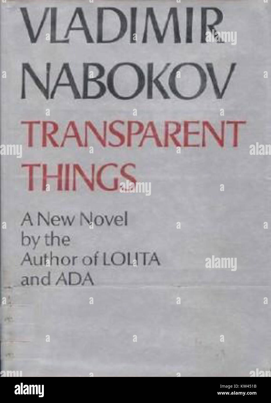 Transparent Things è un romanzo di Vladimir Nabokov, pubblicato nel 1972. Il libro esplora temi della memoria, della percezione e del passaggio del tempo attraverso una narrazione che intreccia realtà e illusione, caratteristica dello stile di scrittura di Nabokov. Foto Stock