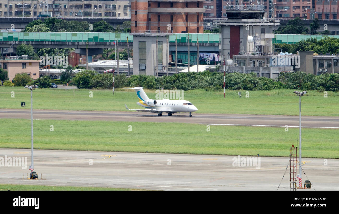 Bombardier Challenger 600 N818AC sbarco giù Taipei Aeroporto Songshan 20160801a Foto Stock